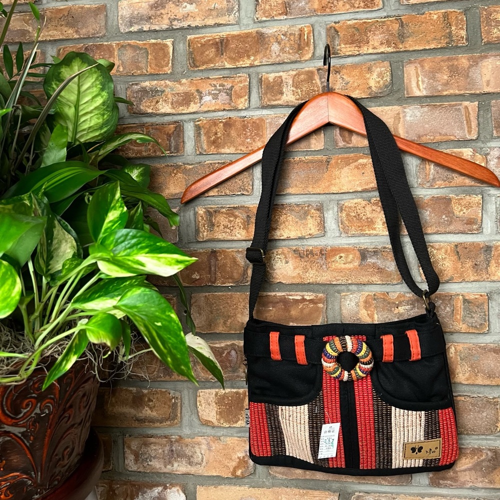 BNWT XIU BRAND CROSSBODY SHOULDER BAG W/. MANY POCKETS & BOTTOM ZIP EXPANSION